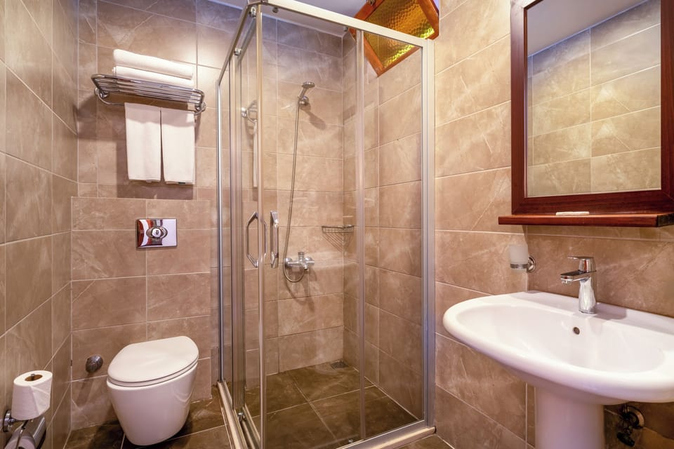 Bungalow Room | Bathroom | Shower, free toiletries, hair dryer, slippers