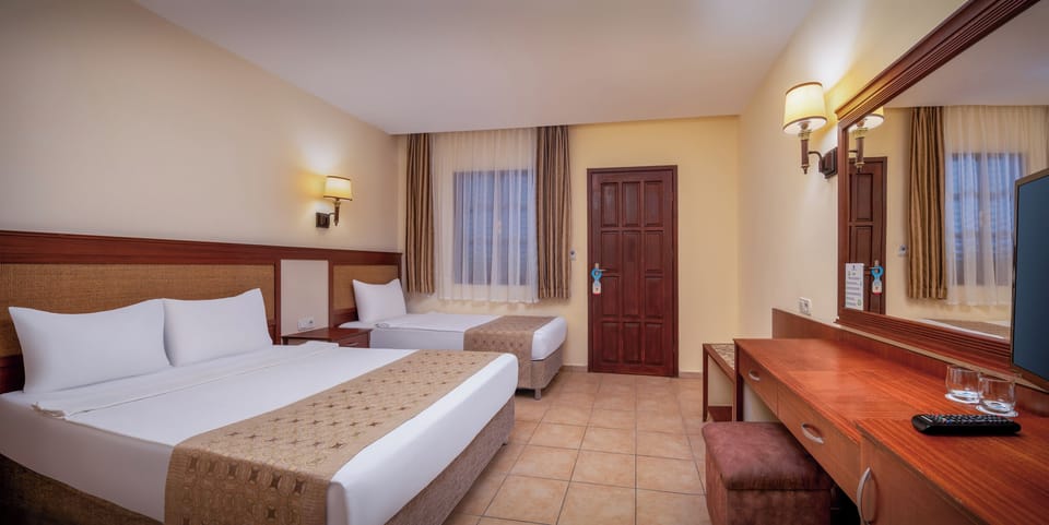 Bungalow Room | Minibar, in-room safe, desk, blackout drapes