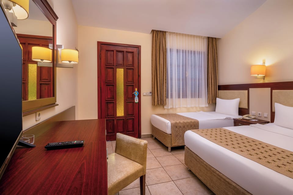 Bungalow Room | Minibar, in-room safe, desk, blackout drapes