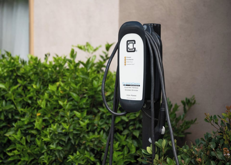 Electric vehicle charging station