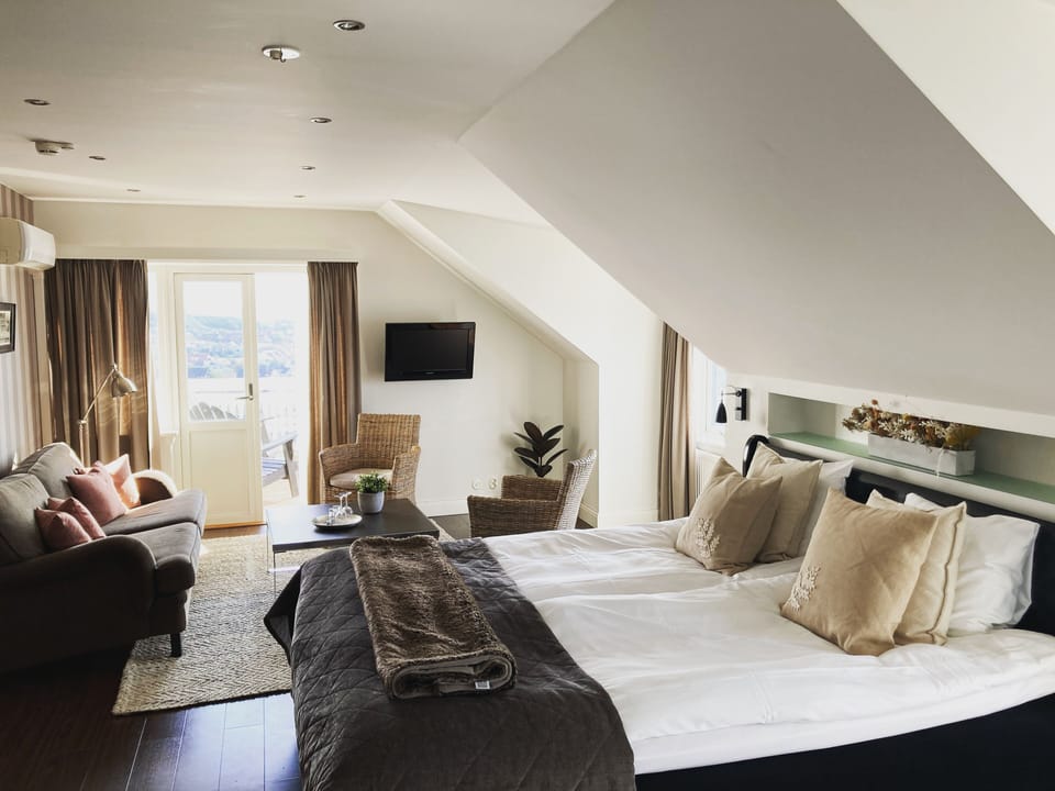 Suite, Ocean View | Individually decorated, iron/ironing board, free WiFi, bed sheets