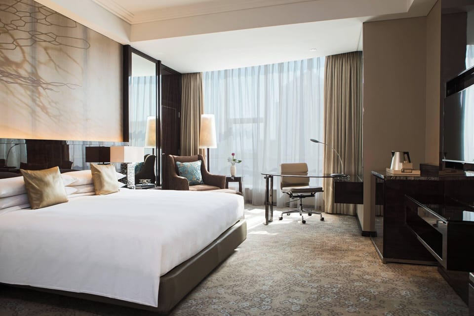 Business Room, 1 King Bed, Non Smoking | Minibar, in-room safe, desk, laptop workspace