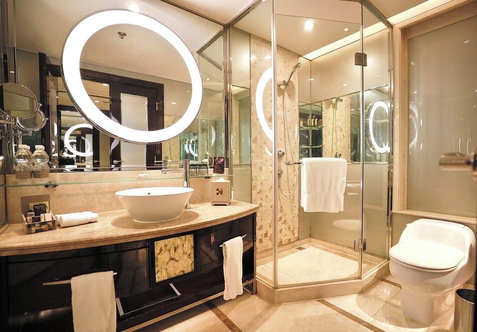 Separate tub and shower, deep soaking tub, free toiletries, hair dryer