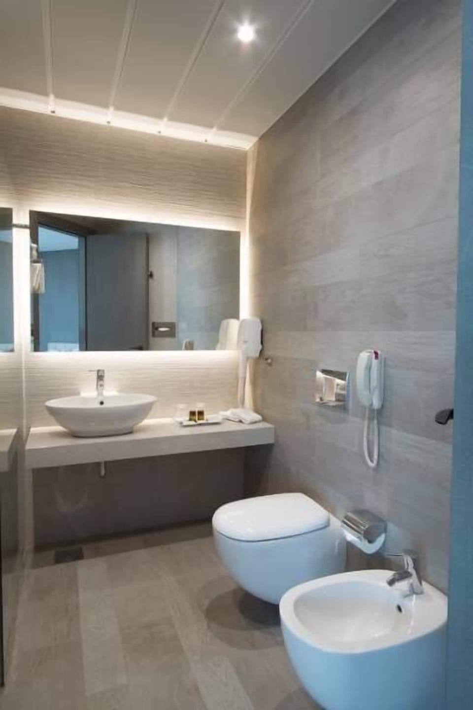 Shower, rainfall showerhead, free toiletries, hair dryer