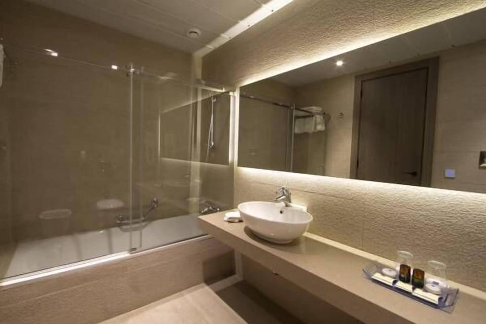 Shower, rainfall showerhead, free toiletries, hair dryer