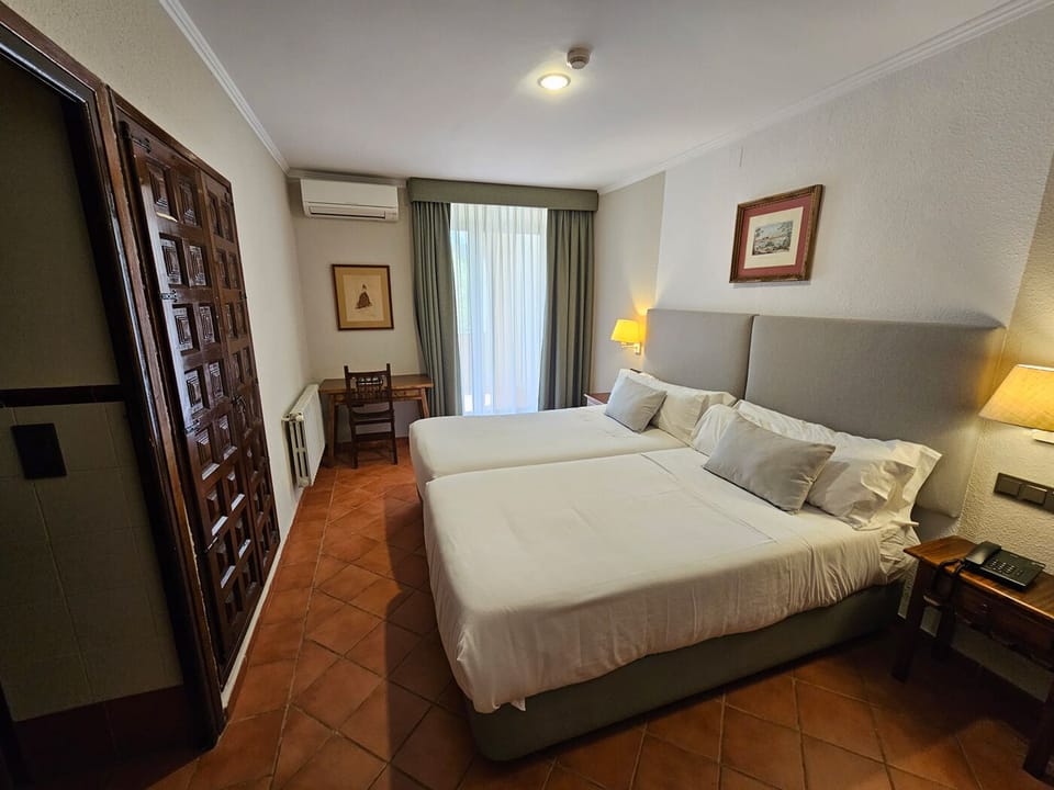 Double Room | Minibar, in-room safe, desk, free cribs/infant beds