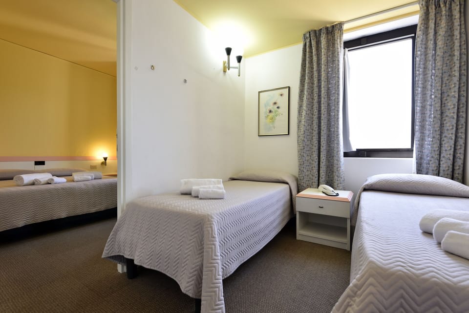 Hypo-allergenic bedding, minibar, in-room safe, desk