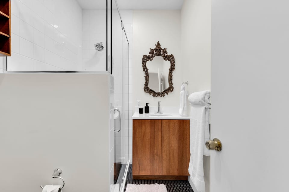 Private bedroom 4 bathroom