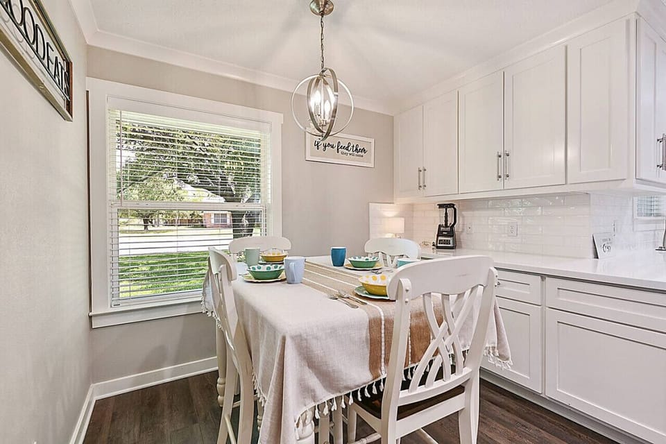 The breakfast nook with seating for four guests and the extra counter space makes a great beverage bar area~