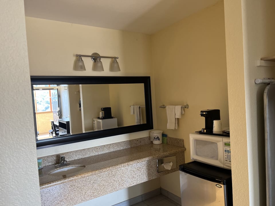 Combined shower/tub, free toiletries, hair dryer, towels