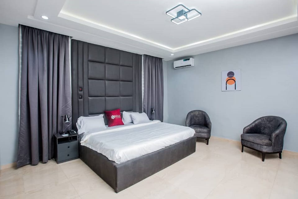 Executive Room | 1 bedroom, individually decorated, individually furnished, desk