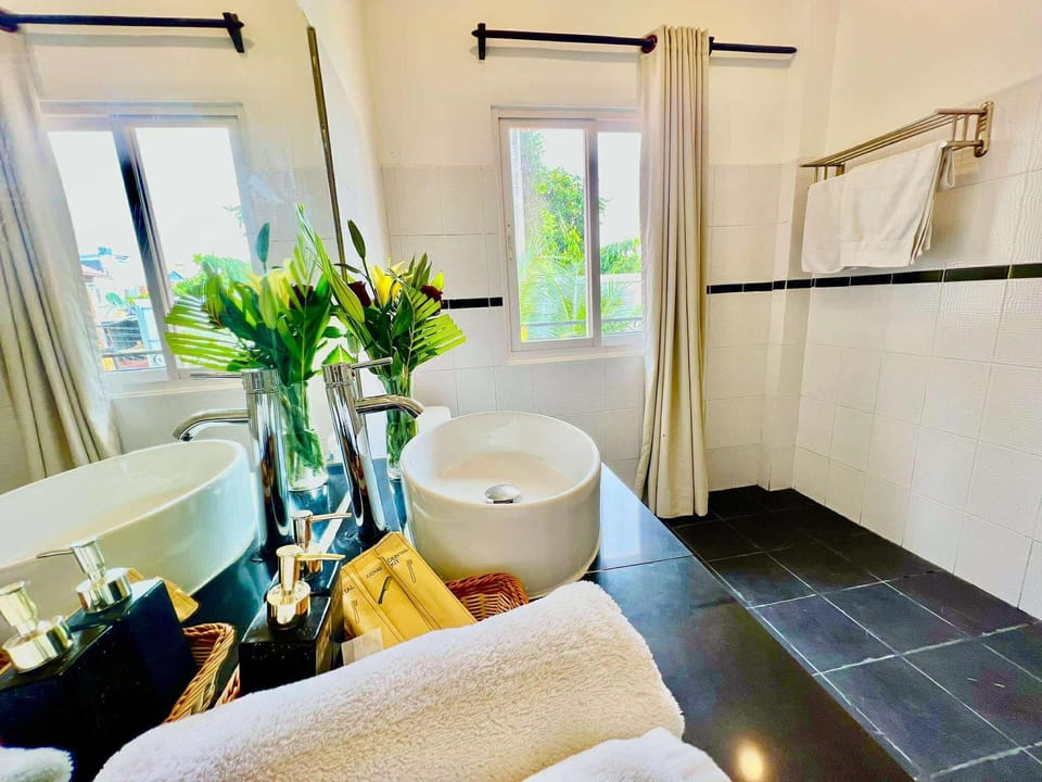 Triple Room | In-room safe, desk, free WiFi, bed sheets