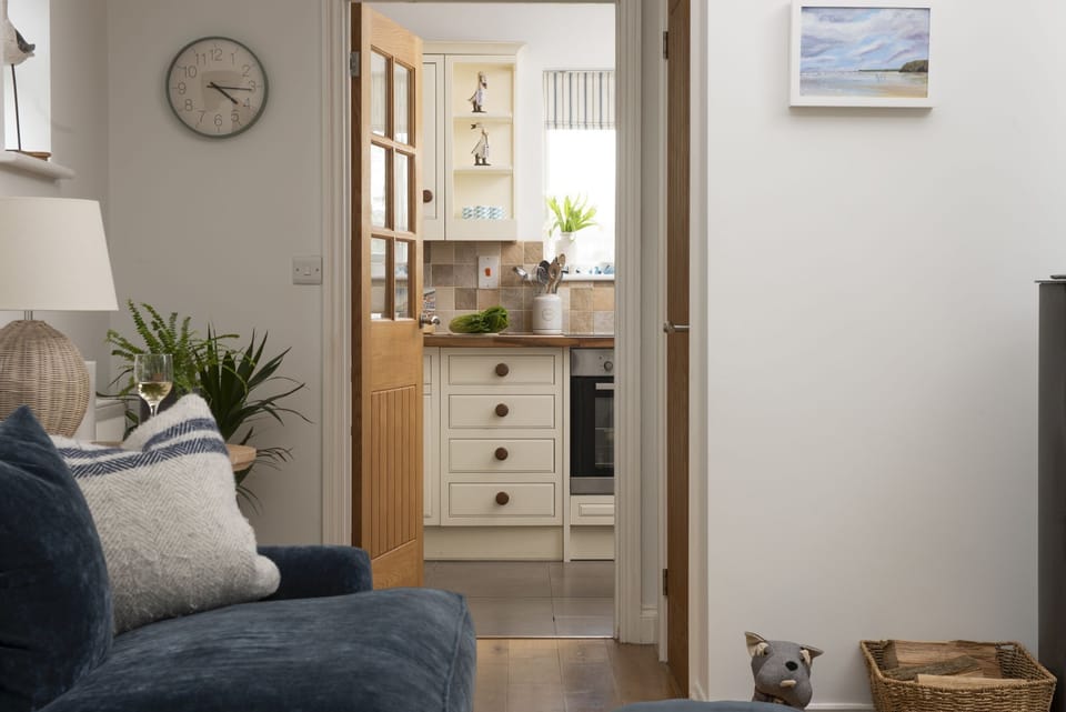 Living area and kitchen - Lobbs Cottage