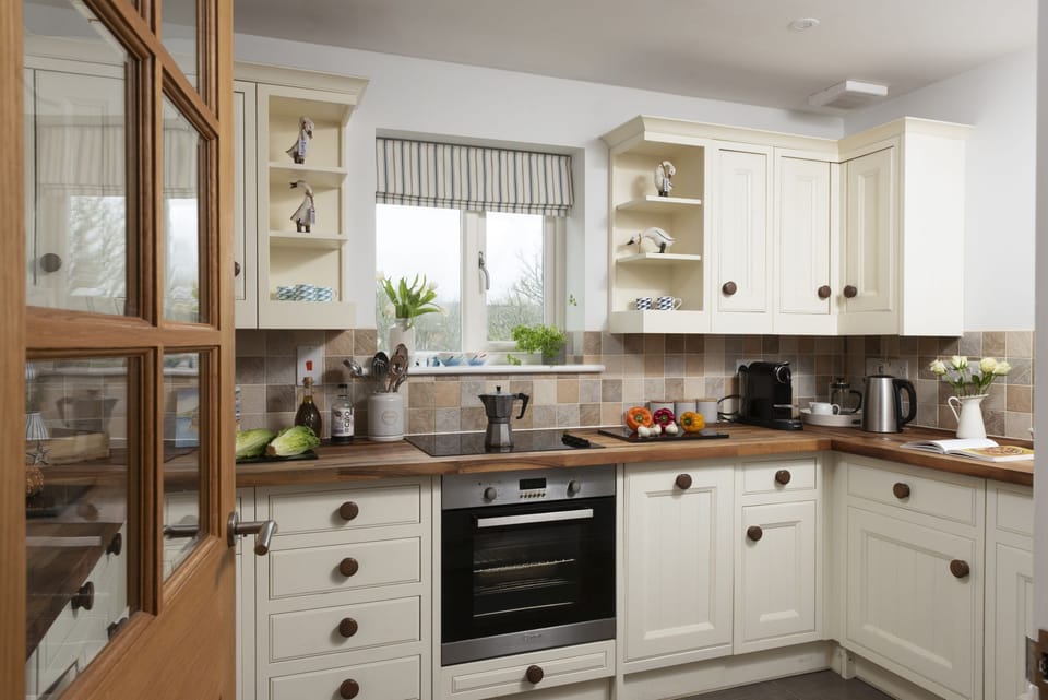 Kitchen - coffee machine - oven - hob  - Lobbs Cottage