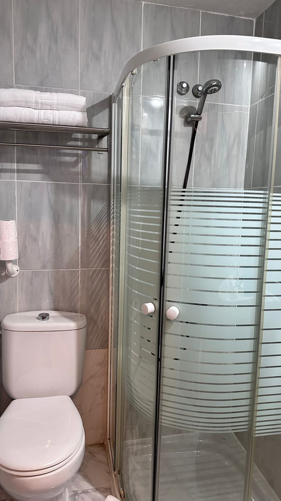 Basic Twin Room | Bathroom | Free toiletries, towels