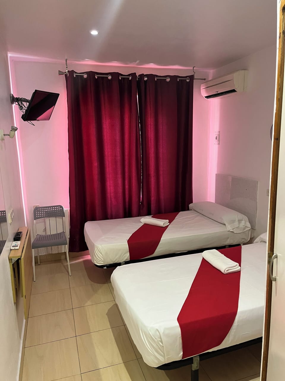 Basic Twin Room | Desk, free WiFi, bed sheets