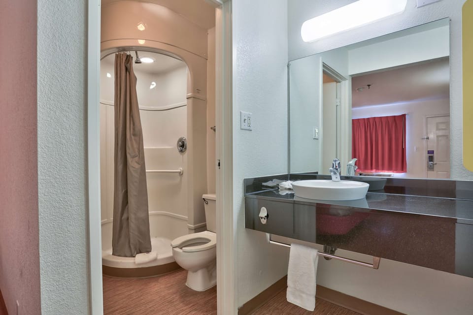 Combined shower/tub, free toiletries, towels, soap