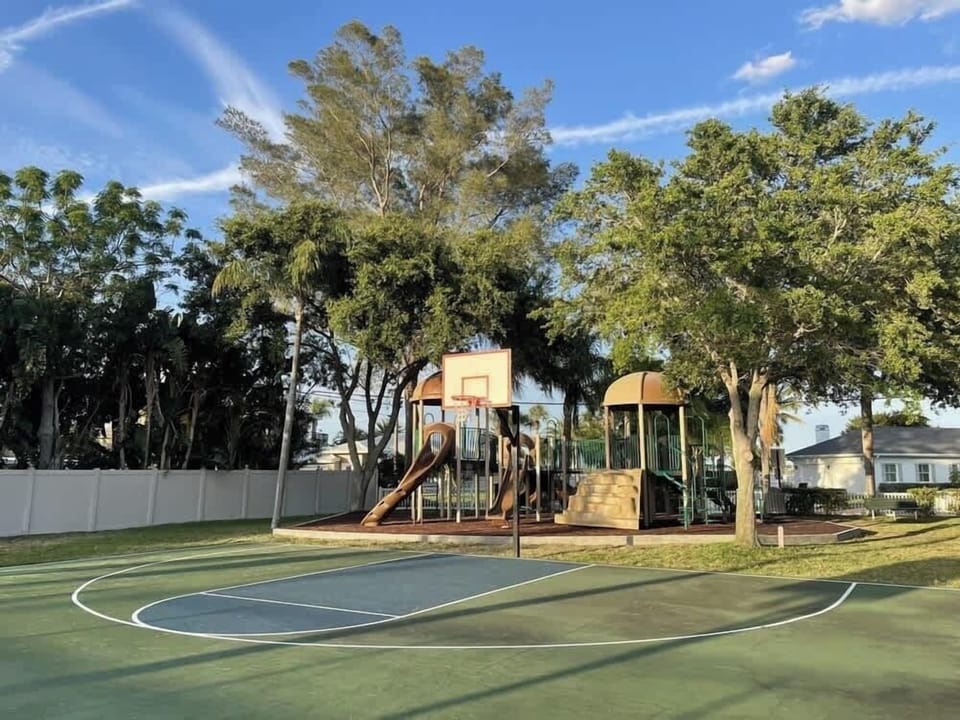 Brown Park located across the street! Perfect for the kids! Basketball provided as well!