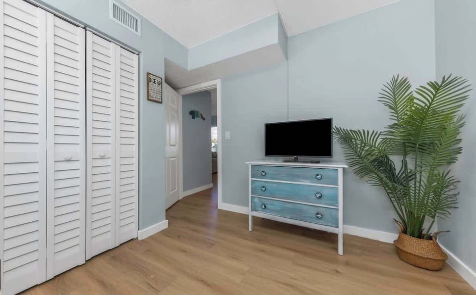 Roku TV with cable provided through Hulu live, located in both bedrooms. They both also have a ceiling fan as well. 