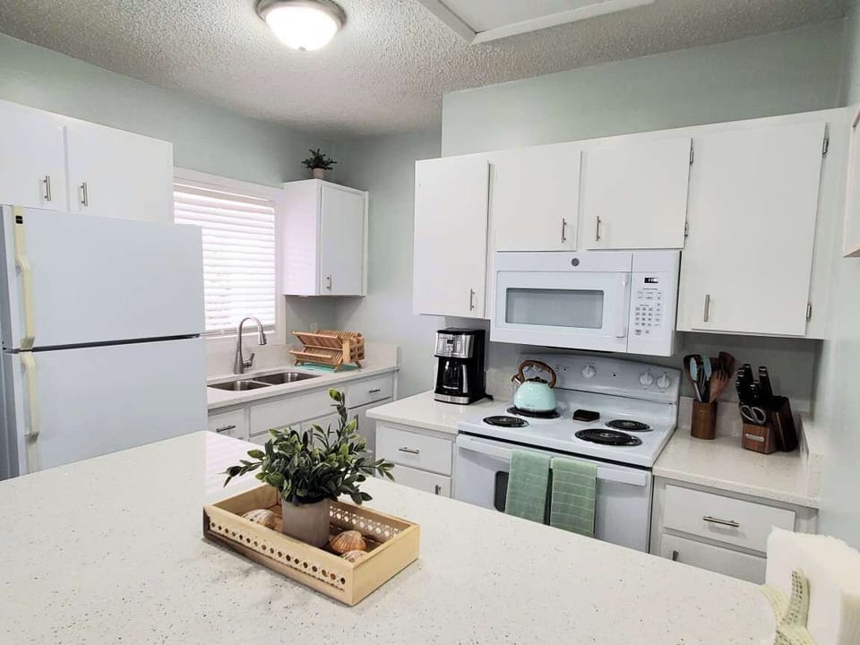 Fully stocked kitchen!