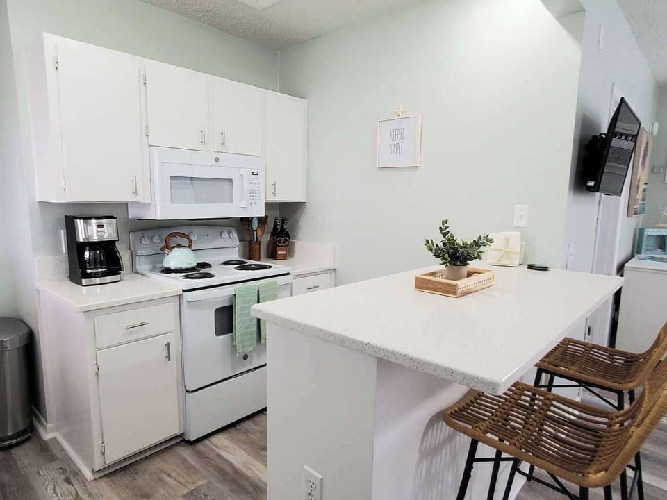 Fully stocked kitchen!