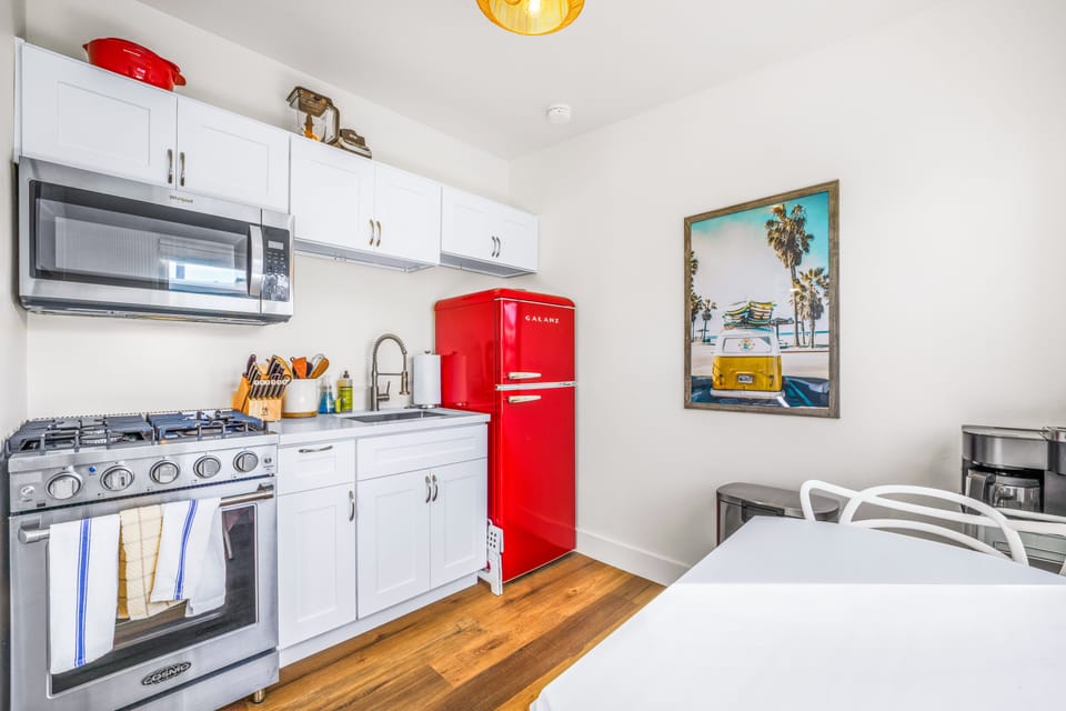 Elegance in efficiency, chic PB stay. Fully equipped kitchen. Coffee provided. 