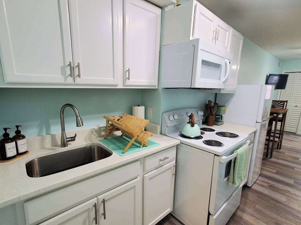 Fully stocked kitchen with all your cooking needs and then some. Blender provided as well!
