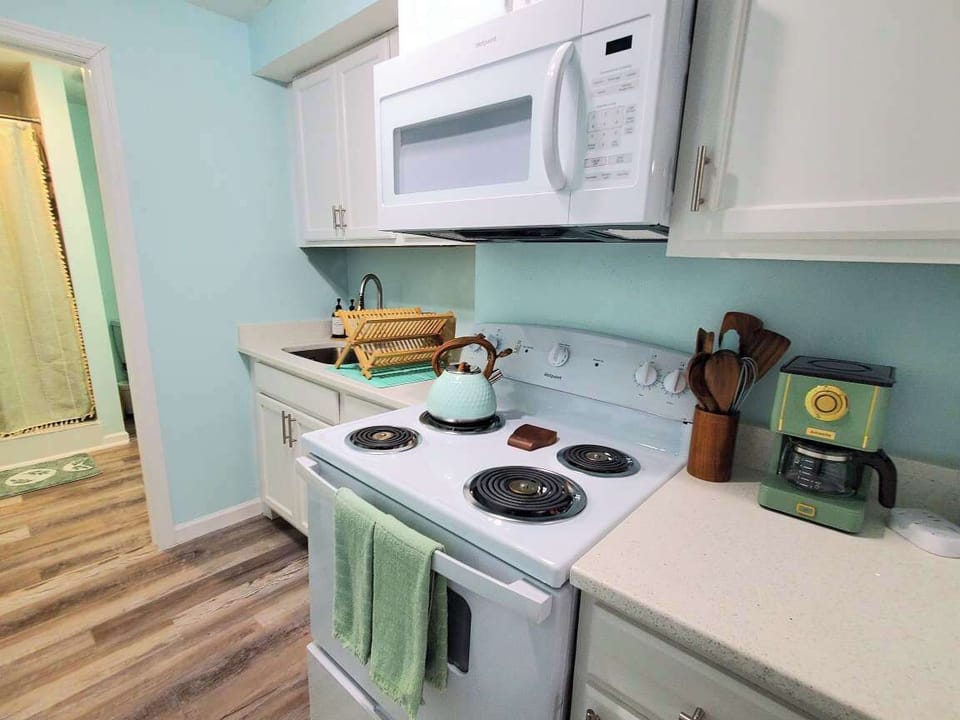 Fully stocked kitchen! Organic Coffee, sugar and tea provided!