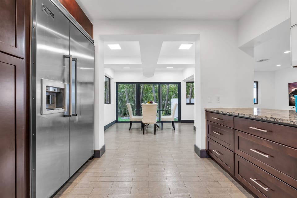Enjoy fresh water and ice cubes on tap with the convenient water and ice dispenser built into the fridge.
