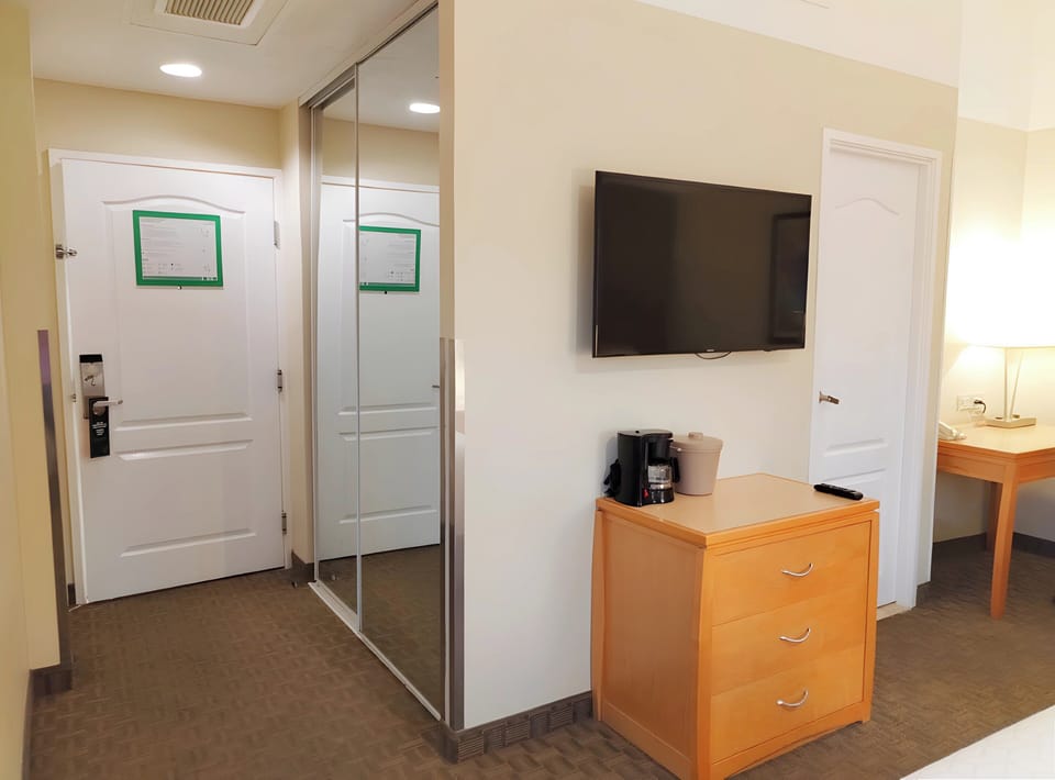 1 bedroom, in-room safe, desk, soundproofing