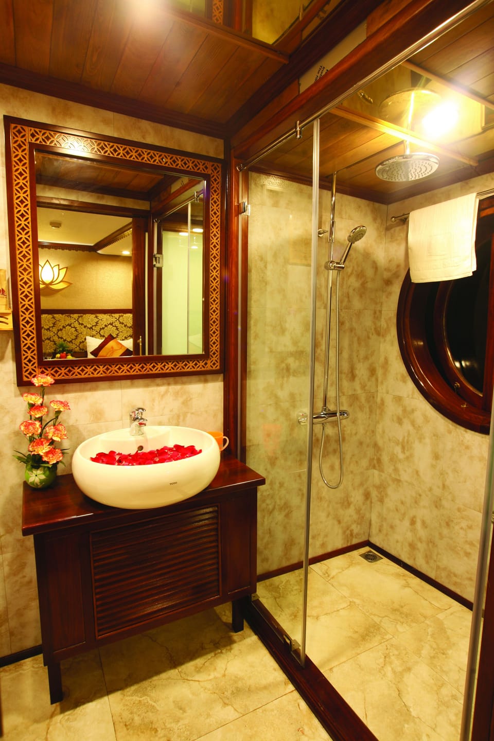 Shower, rainfall showerhead, free toiletries, slippers