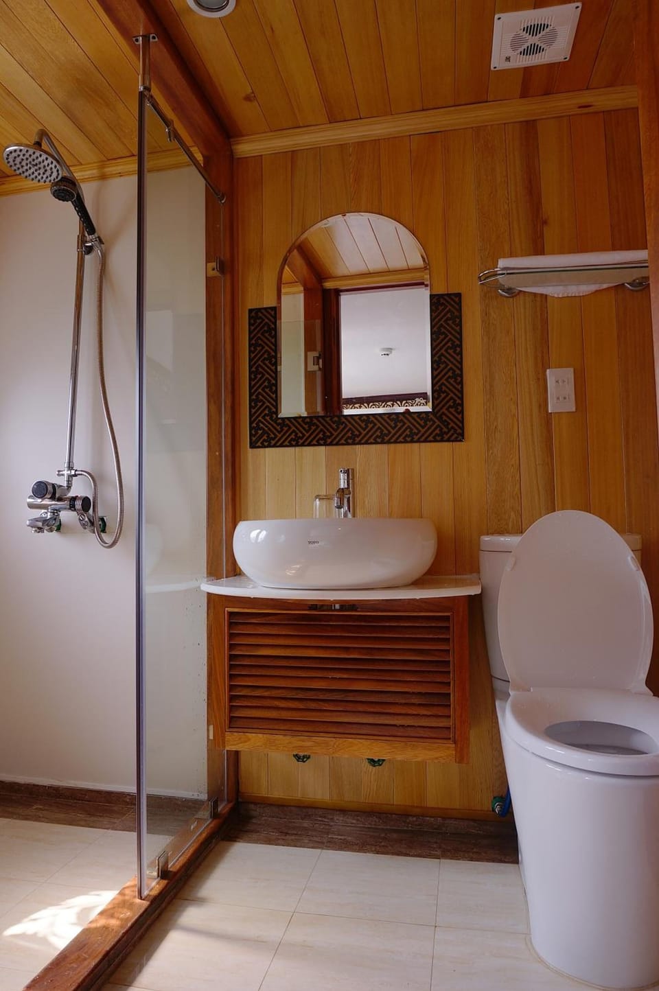 Shower, rainfall showerhead, free toiletries, slippers