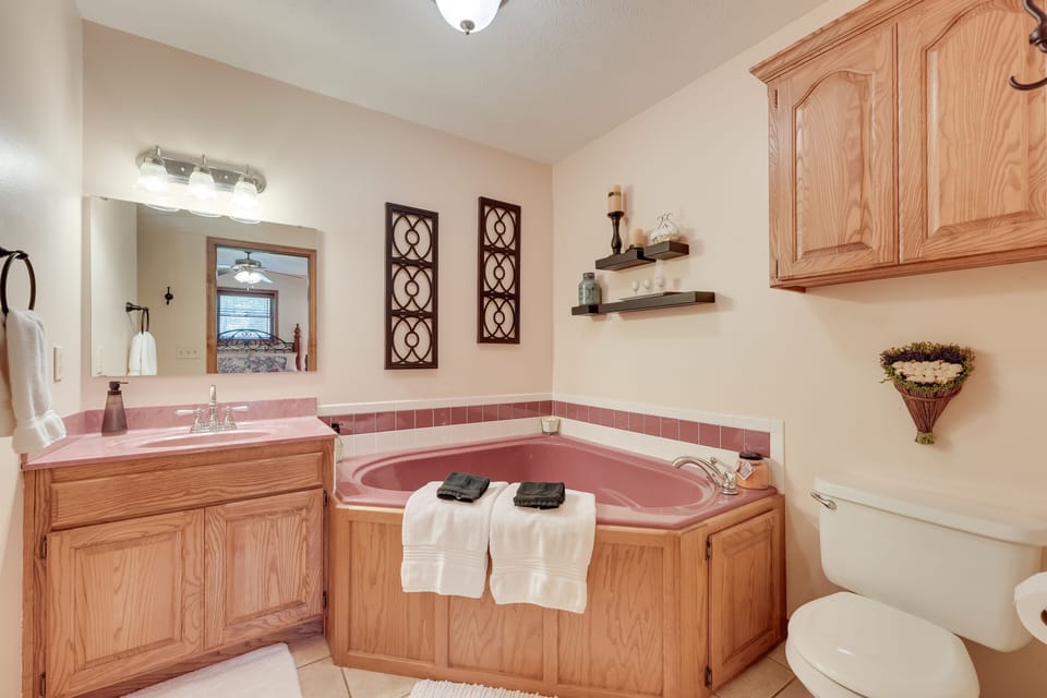 En-Suite Bathroom | Jetted Tub | Shower