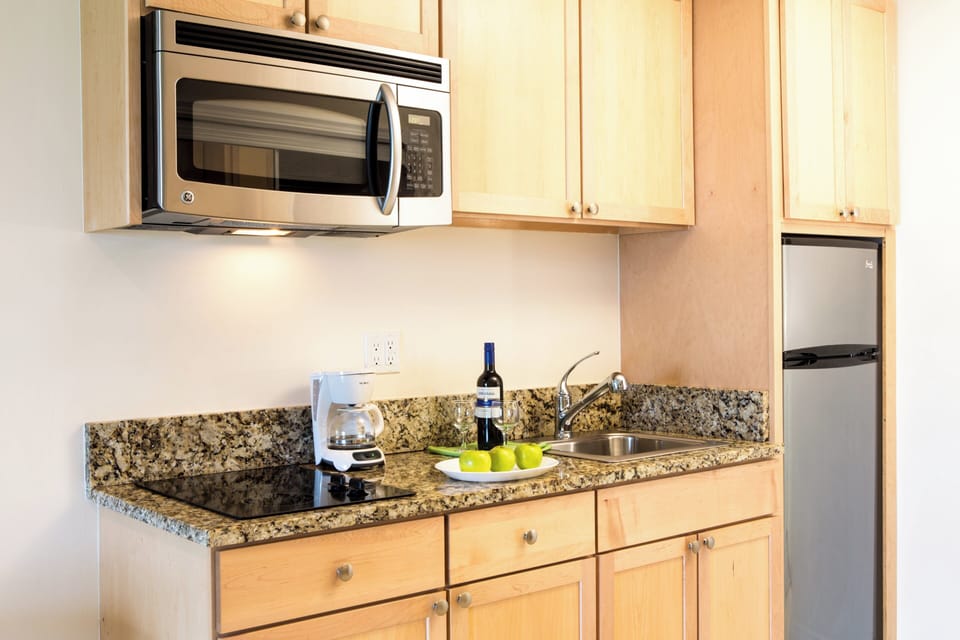 Studio, Garden View | Private kitchenette | Coffee/tea maker, fridge, microwave, cookware/dishes/utensils