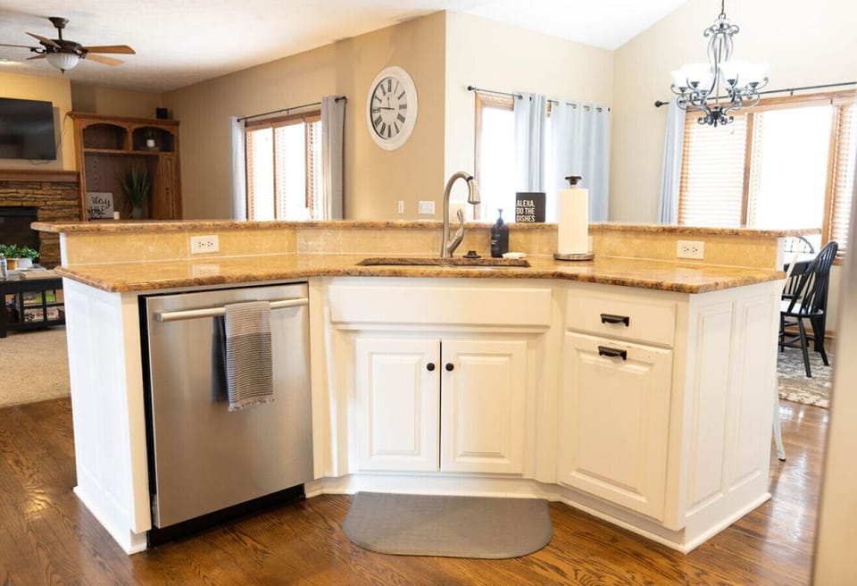 Main level - Kitchen