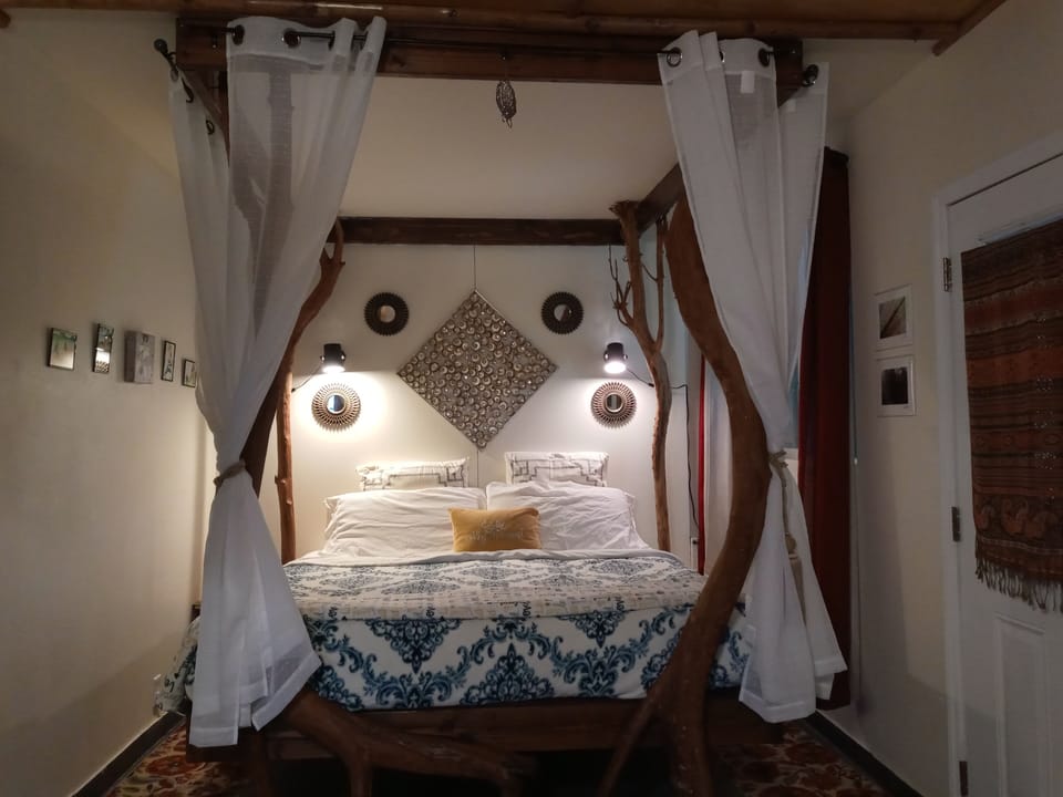 Honeymoon Suite, 1 King Bed, Refrigerator & Microwave | Individually decorated, individually furnished, free WiFi, bed sheets