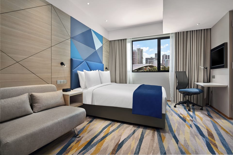 Standard Room, 1 Queen Bed, Accessible (Free Hot Breakfast) | Premium bedding, in-room safe, desk, blackout drapes