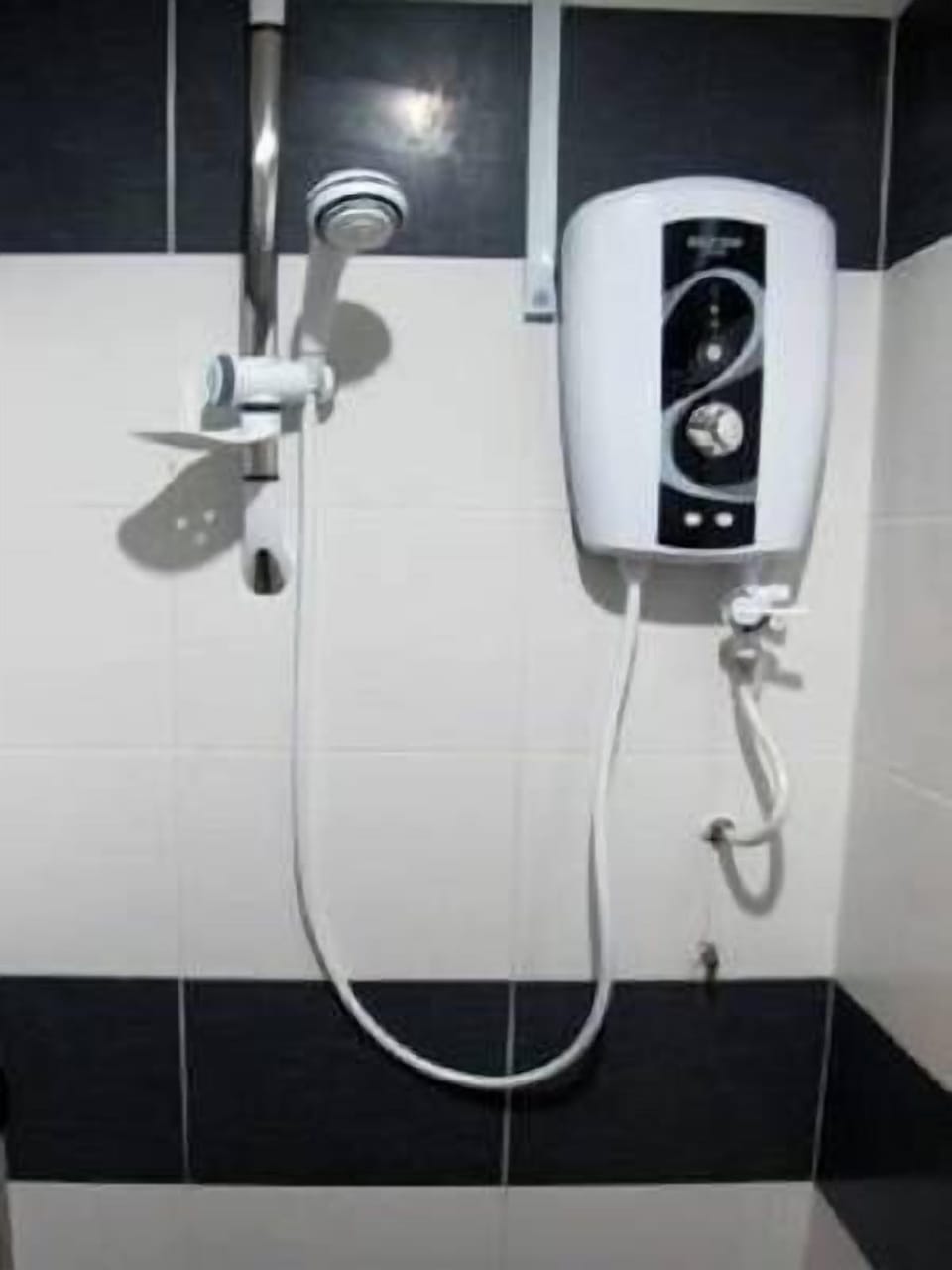 Shower, free toiletries, hair dryer, bidet