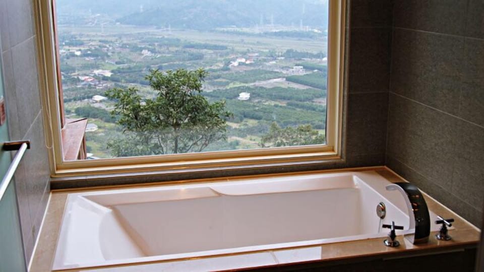 Deep soaking bathtub