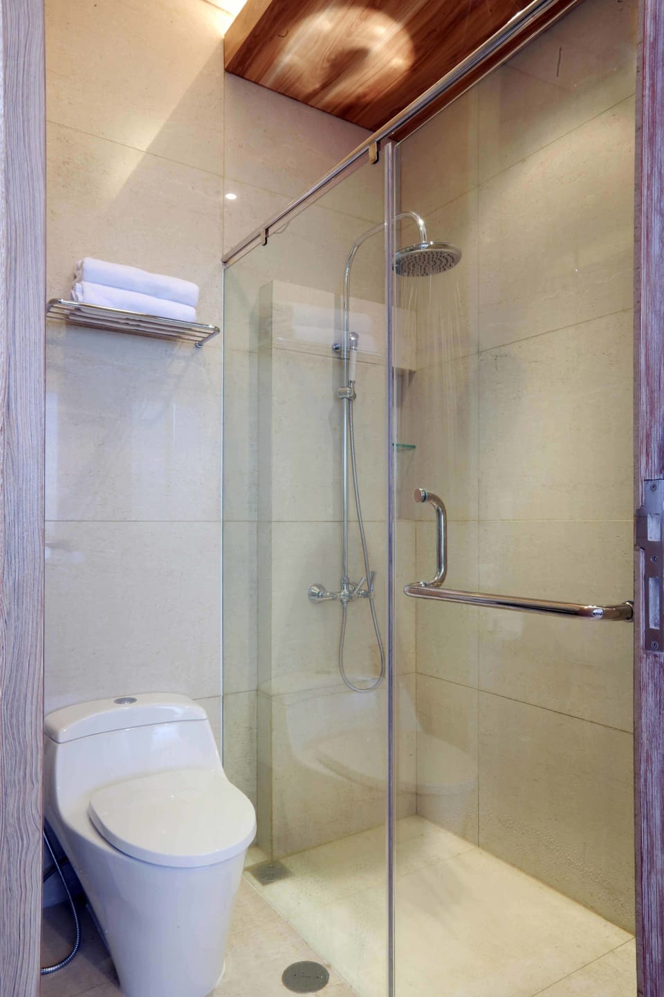 Family Room, Bay View | Bathroom | Shower, free toiletries, hair dryer, slippers