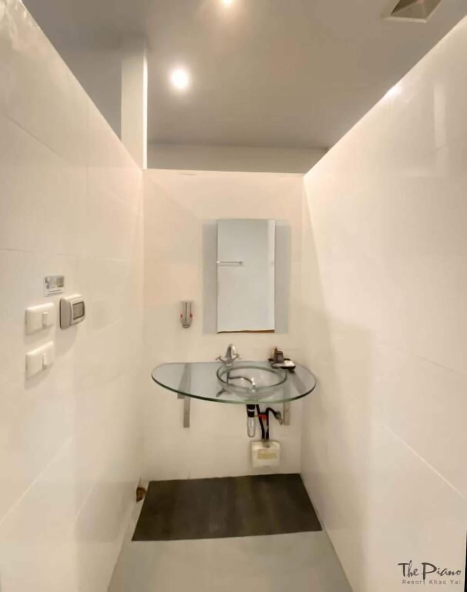 Superior Twin Room, Garden View | Bathroom | Shower, free toiletries, hair dryer, slippers