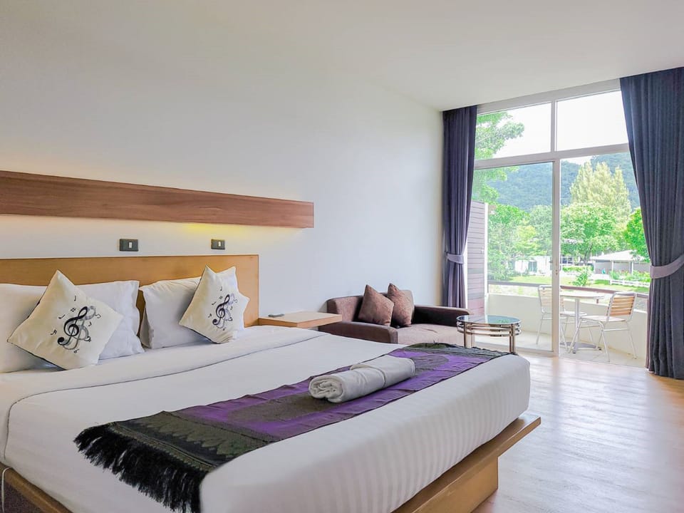 Deluxe Double Room, Mountain View | Minibar, in-room safe, individually decorated, individually furnished