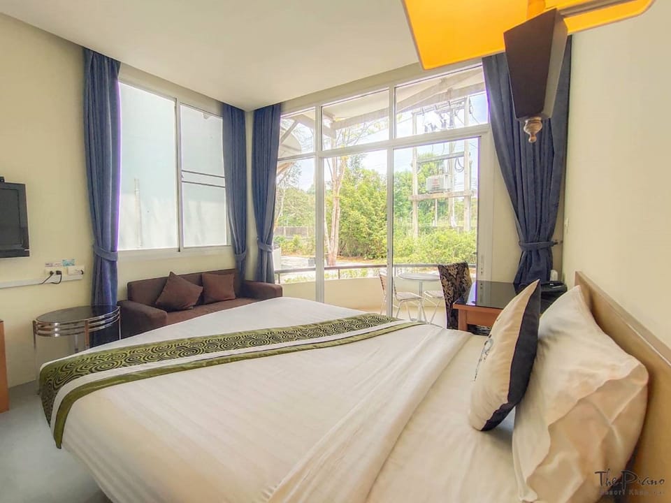 Deluxe Twin Room, Mountain View | Minibar, in-room safe, individually decorated, individually furnished