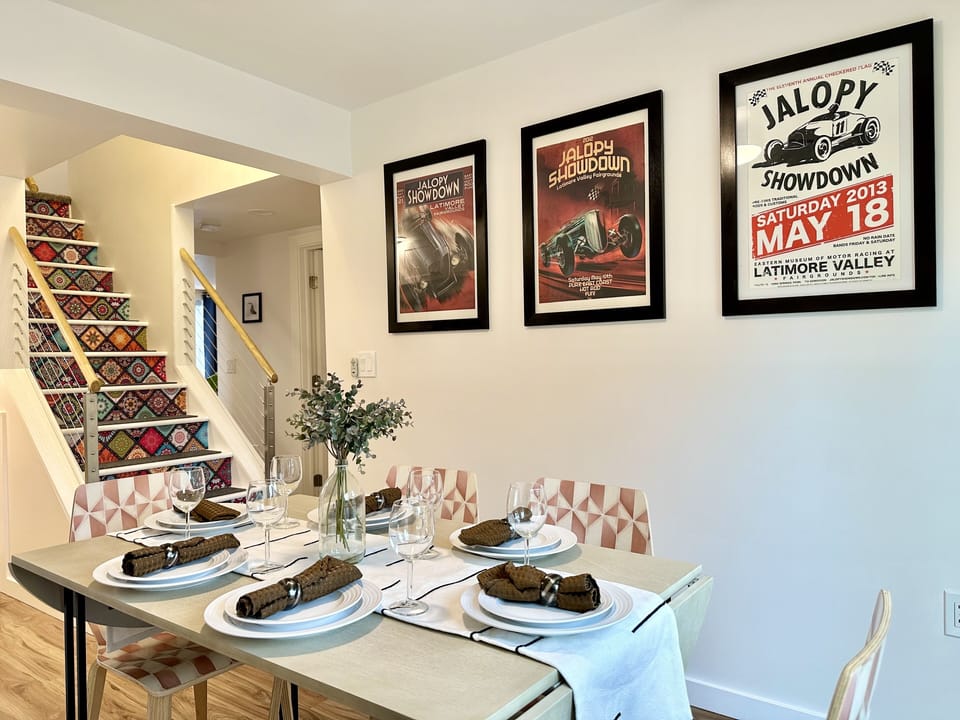Dining Room w/ Seating For 6
