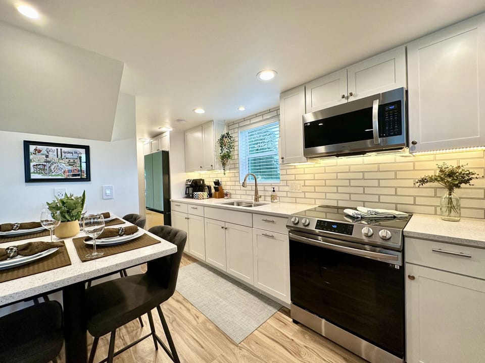Designer Kitchen
Dishwasher, Oven, Microwave & More!