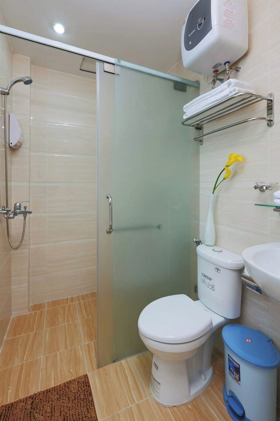 Shower, rainfall showerhead, free toiletries, towels