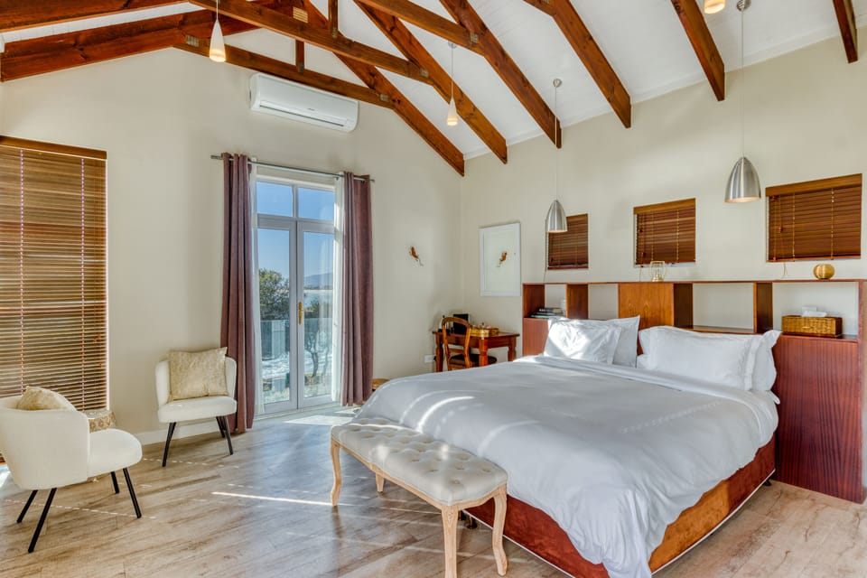 Luxury Room with Ocean View | Egyptian cotton sheets, premium bedding, minibar, in-room safe