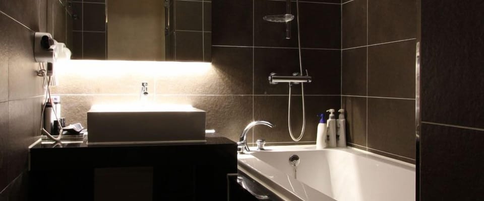 Standard Twin Room | Bathroom | Shower, hair dryer, bathrobes, slippers