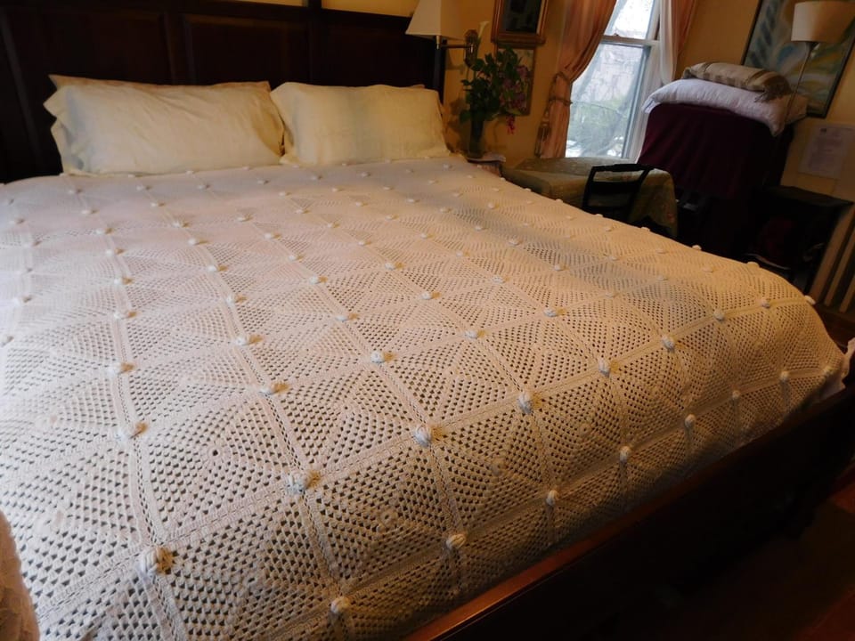 Premium bedding, desk, iron/ironing board, free WiFi