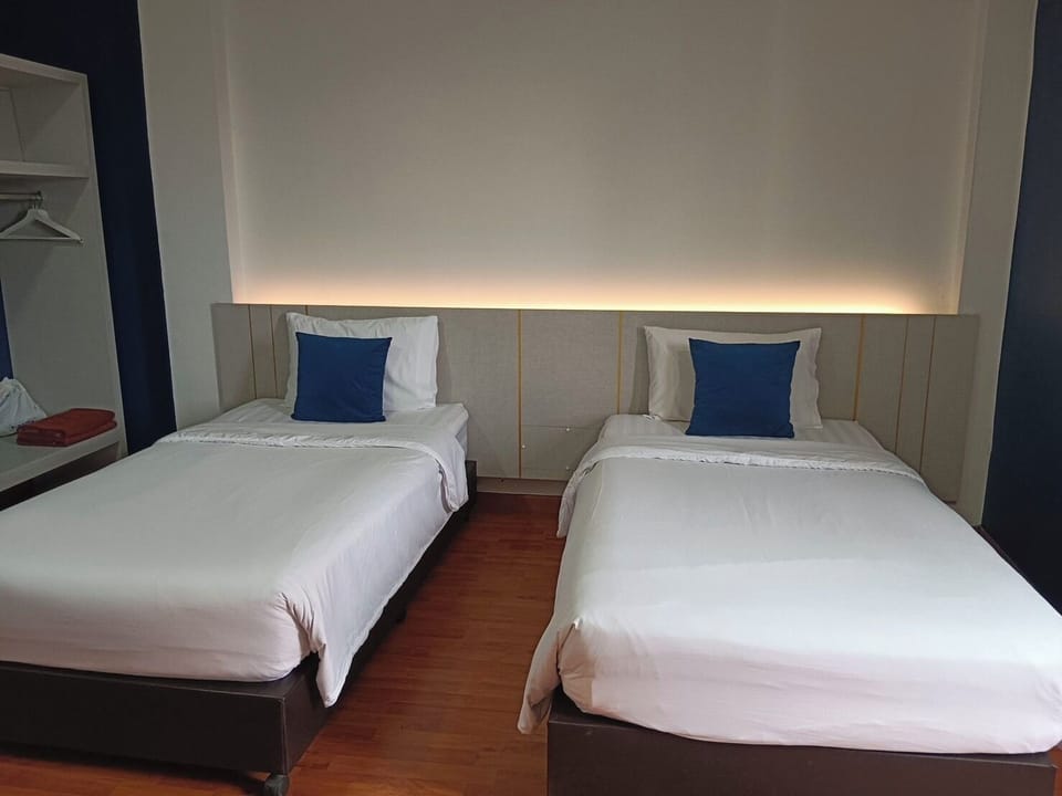 Deluxe Room | Minibar, WiFi (free), bed sheets